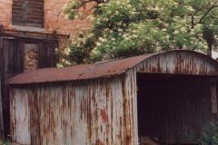 Garage vor der Scheune auf dem Hof 1997 (jetzt Zugang zum Theater)