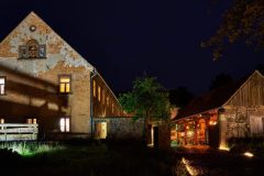 Hoftheater-Bauernhof bei Nacht - illuminiert