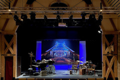 Das Theaterportal mit "Große Zeiten" Bühnenbild